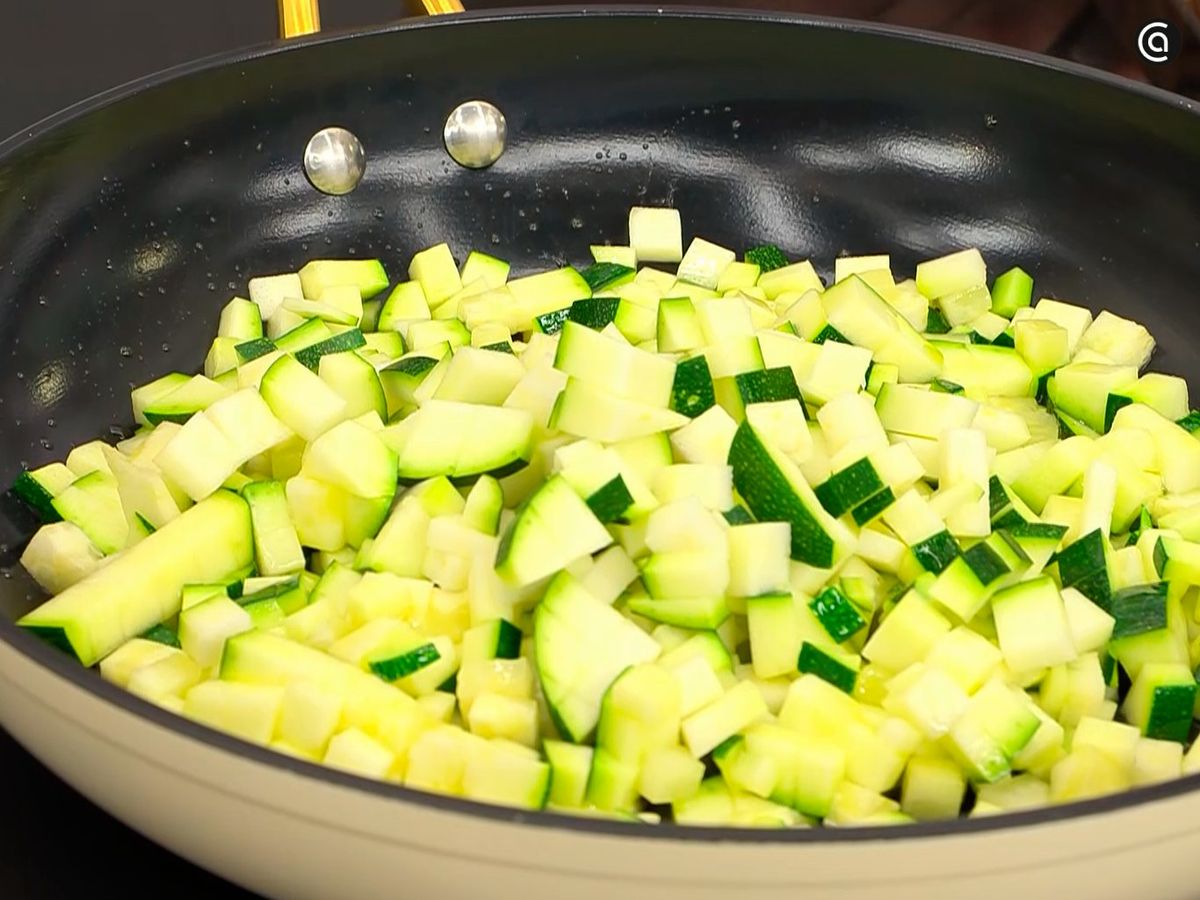 Cocina en la sartén el calabacín en dados