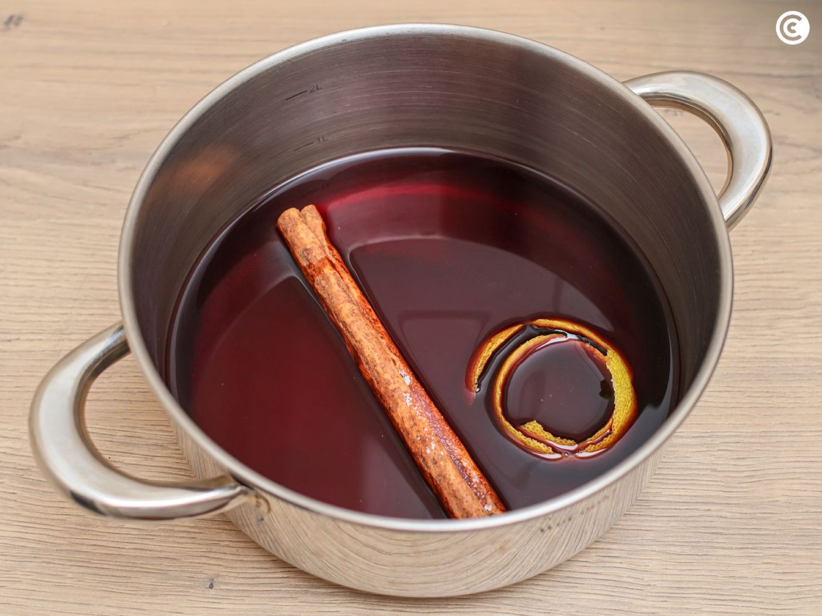 Especiar el vino para hacer peras al vino tinto