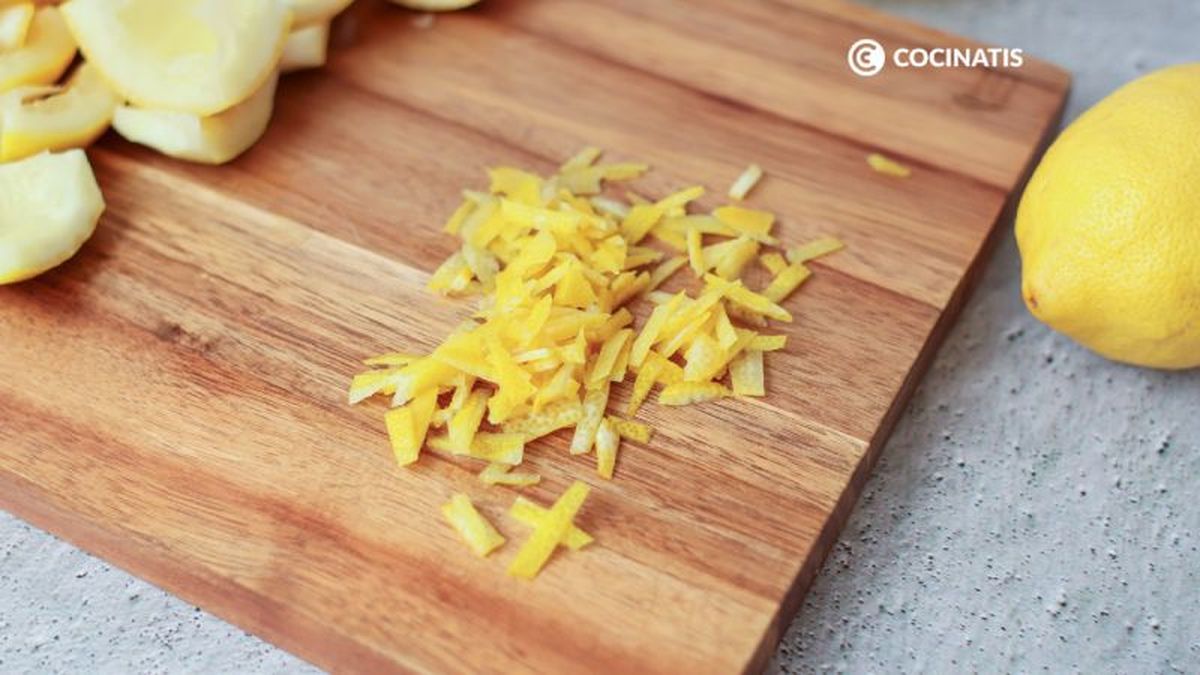 Cortamos la piel de limón en rodajas finas