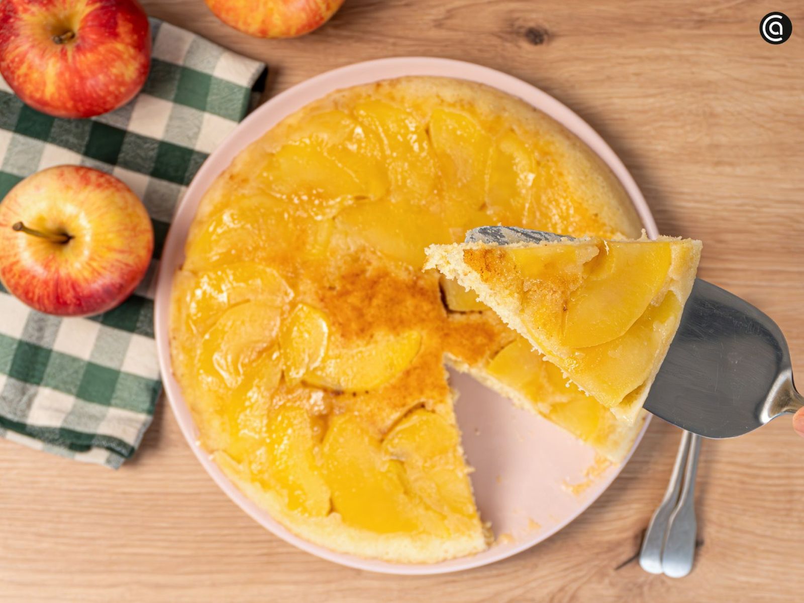Tarta de manzana en sartén, la receta salvavidas cuando no hay molde