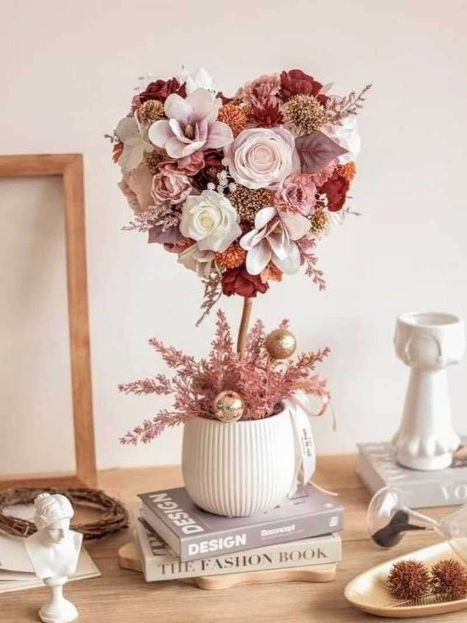Centro de mesa con flores secas para San Valentín. Centro de mesa con flores secas para San Valentín.