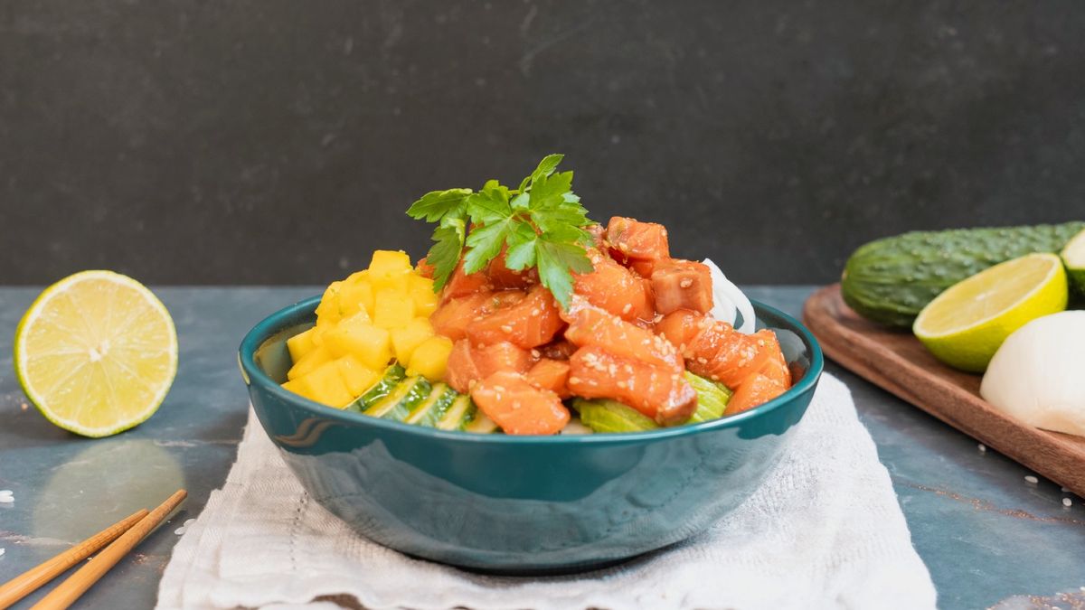 Aprende a preparar un poke de salmón con esta receta de Joseba Arguiñano