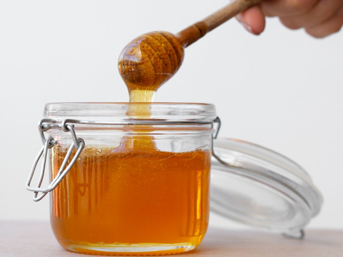 Una miel de calidad no gotea rápidamente, sino que cae con fluidez y sin romperse.