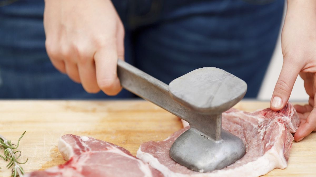 La técnica de golpear la carne para ablandarla es una de las más conocidas