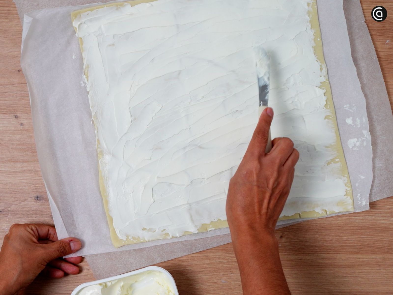 Unta la lámina de hojaldre con queso crema