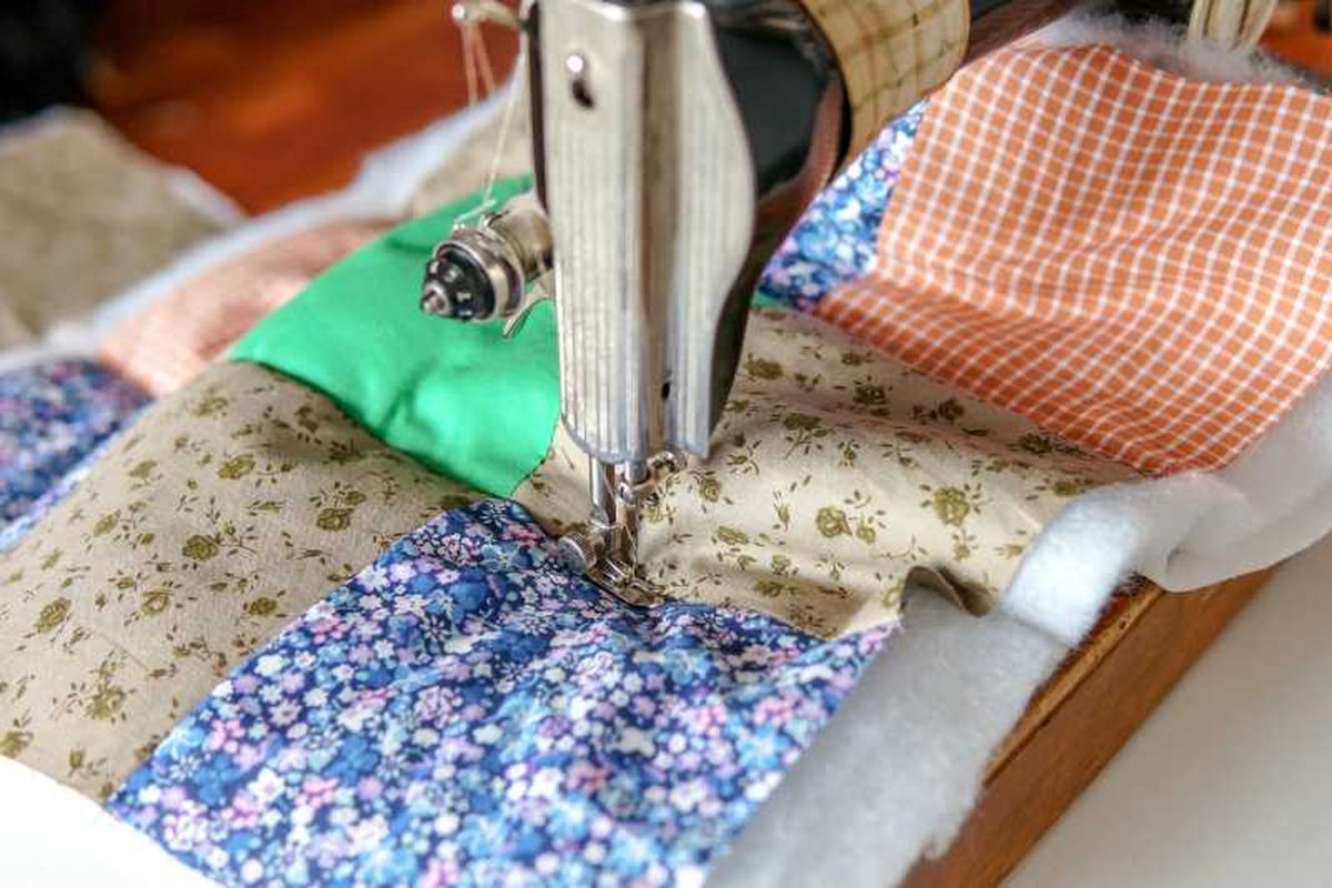 Coser la guata a la colcha de patchwork.
