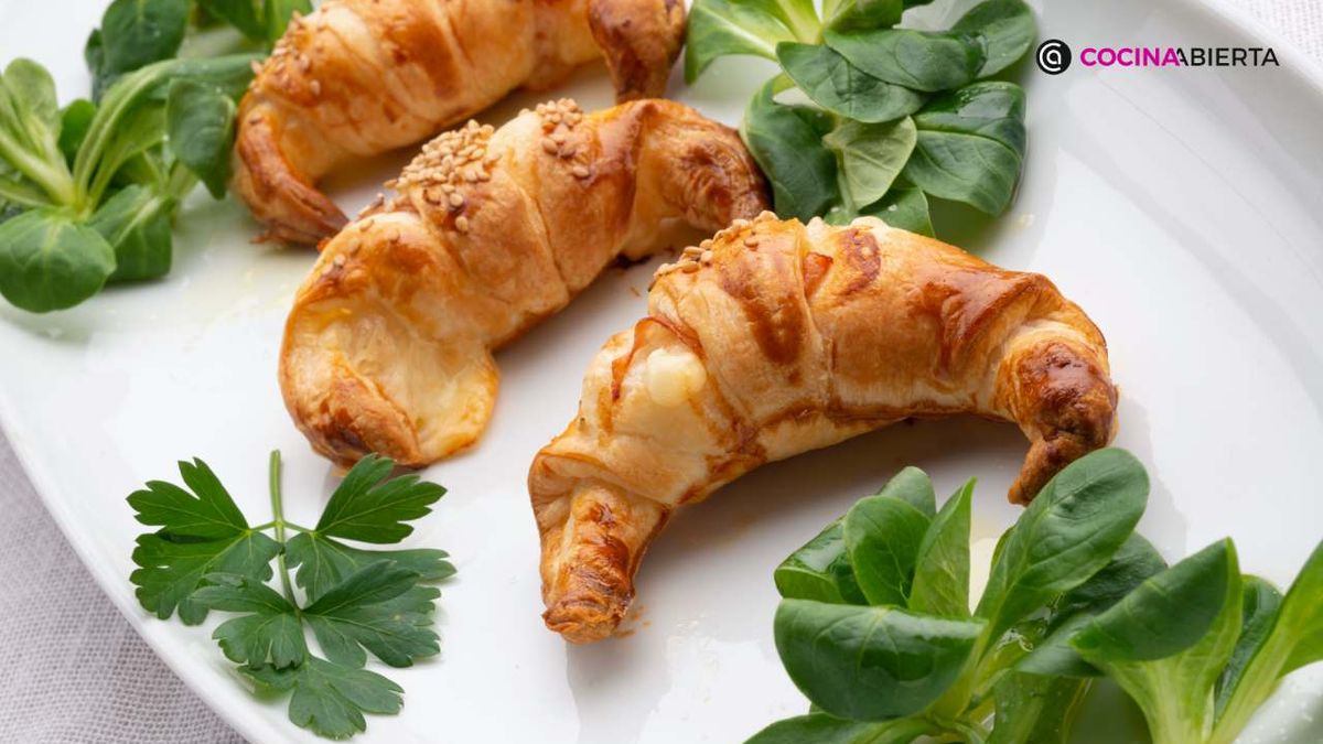 Croissant relleno de jamón y queso, receta para el desayuno o la merienda
