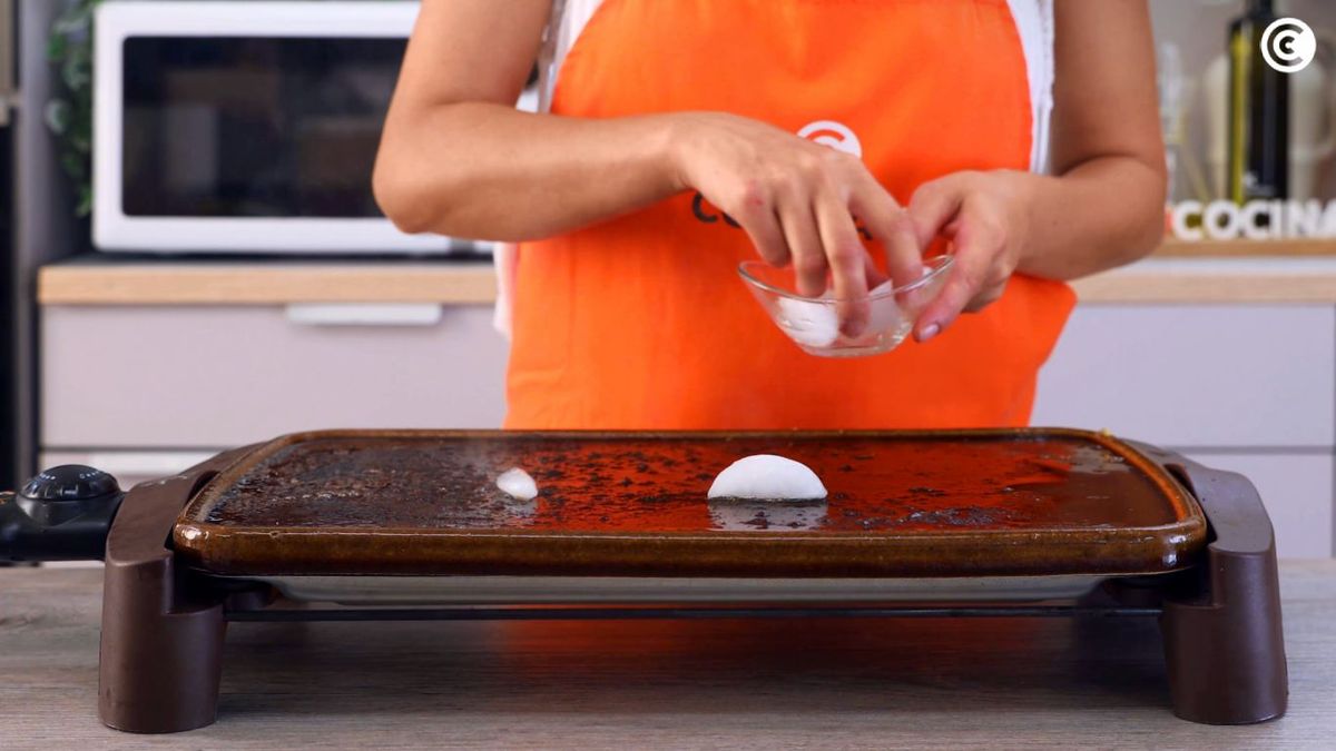 Truco para limpiar la plancha con hielo