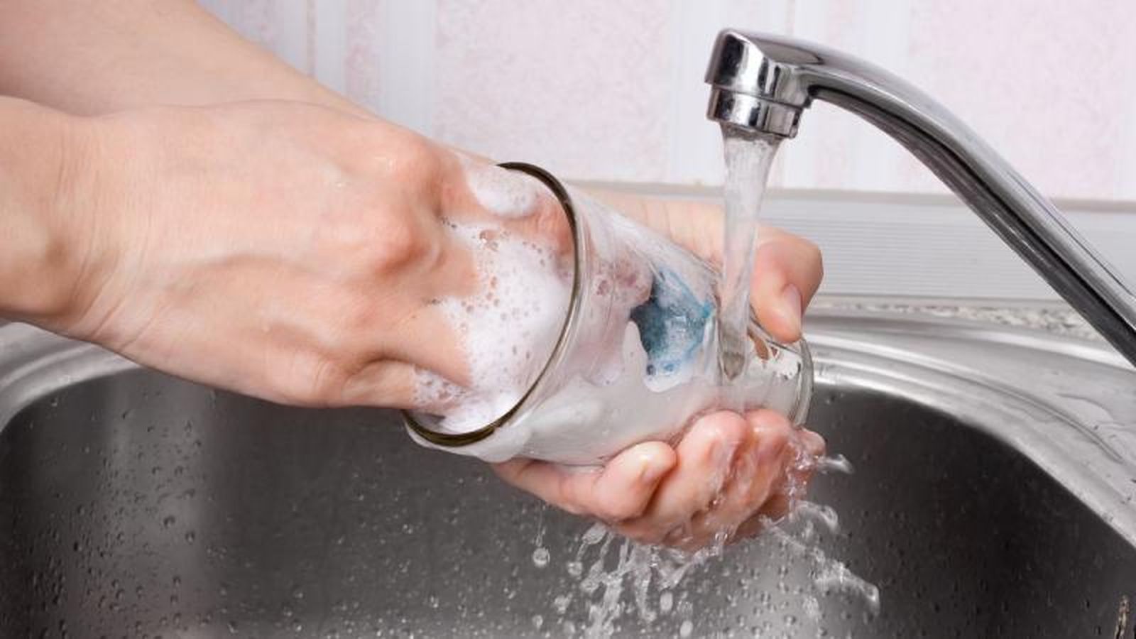 Después de lavar tus vasos de cristal, procura secarlos con un paño limpio Después de lavar tus vasos de cristal, procura secarlos con un paño limpio