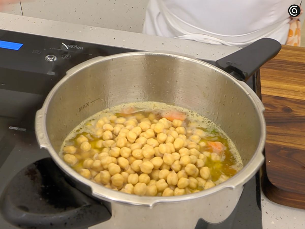 Agrega los garbanzos, cierra la olla rápida y cocina 15 minutos