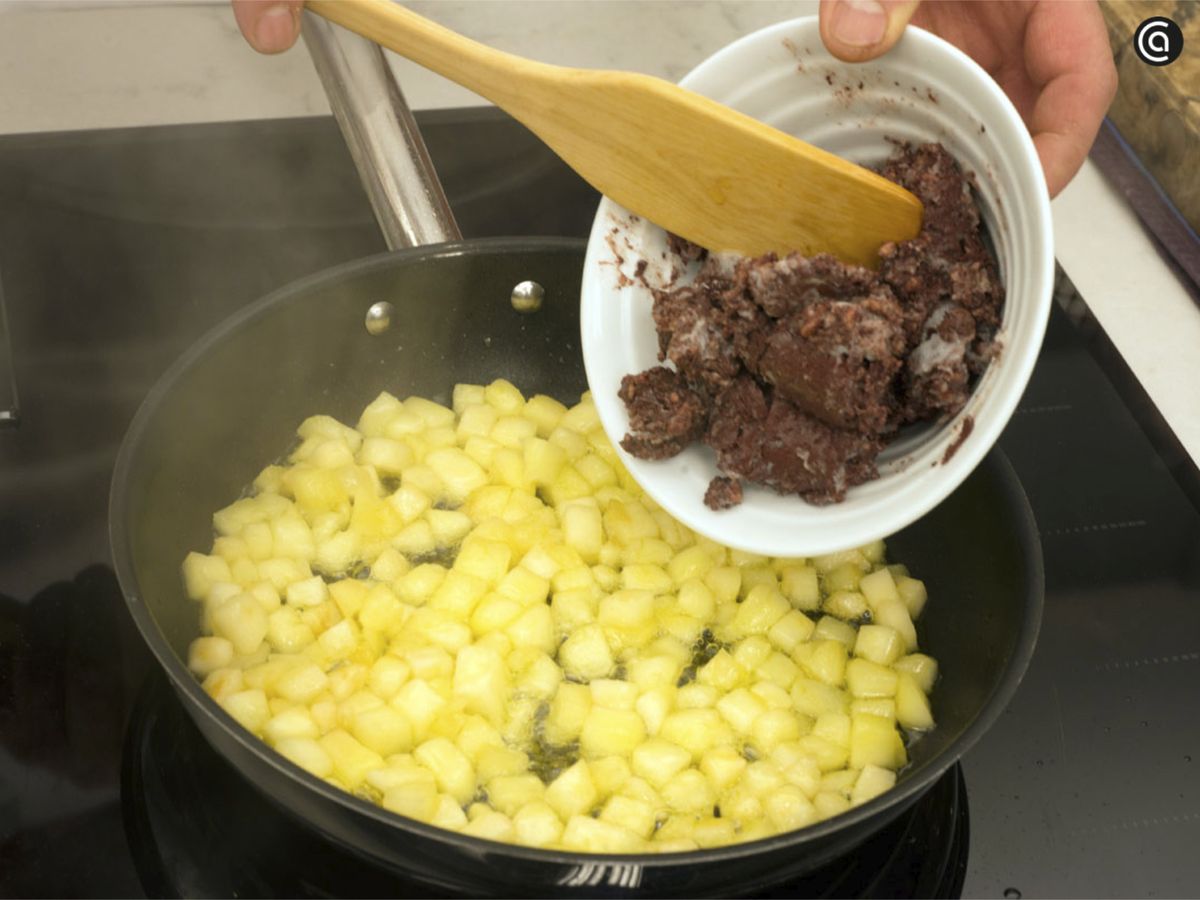 Saltea la manzana con la morcilla