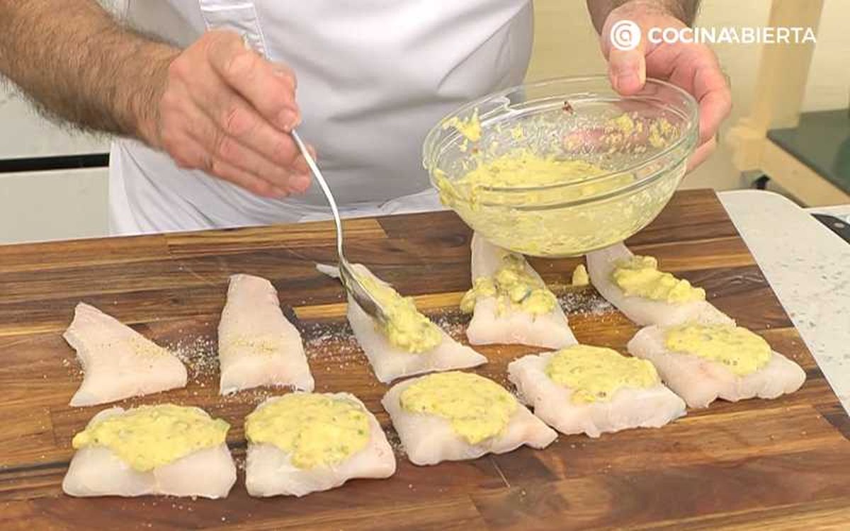 Cubre los filetes de pistacho con la mezcla de pistachos