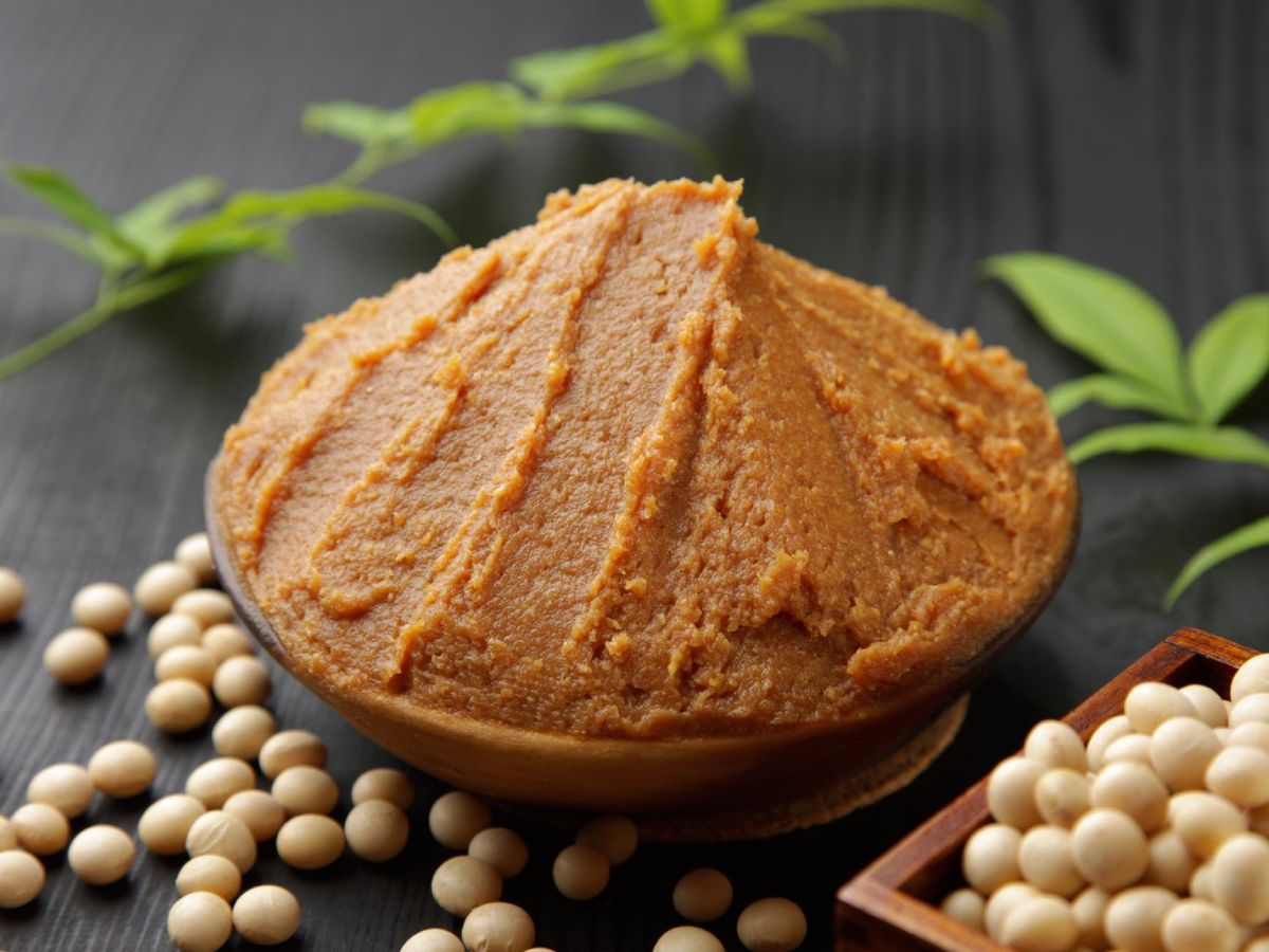 El miso, elaborado con soja fermentada, es básico en la cocina asiática