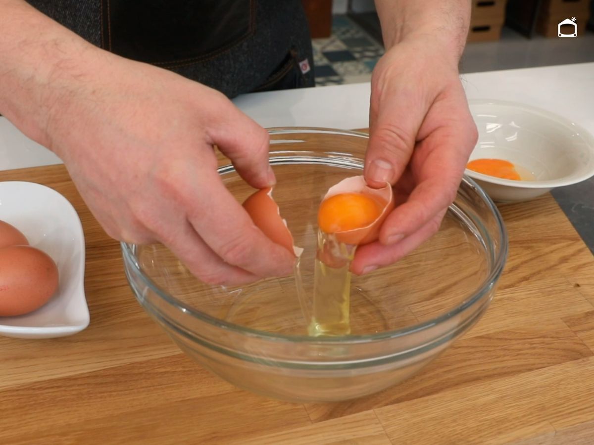 Separa las claras de las yemas