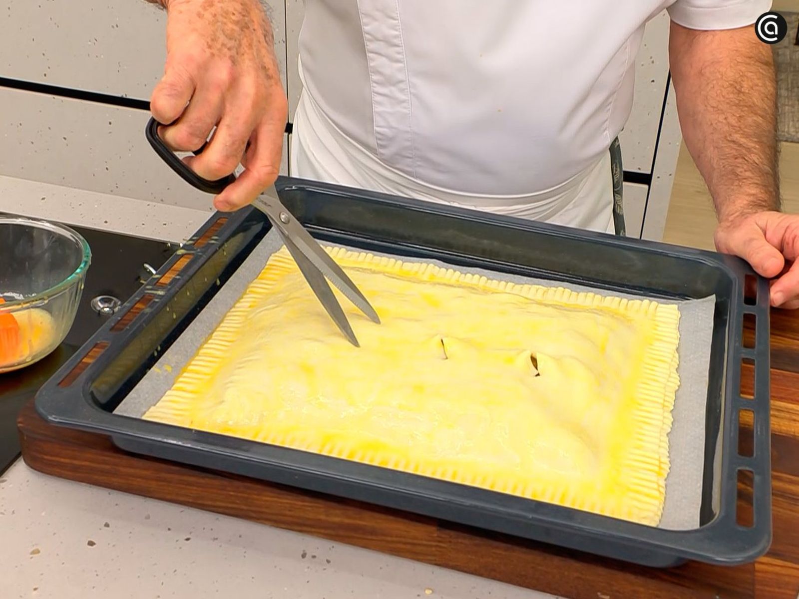 Presiona los bordes para cerrar la empanada y haz tres cortes arriba