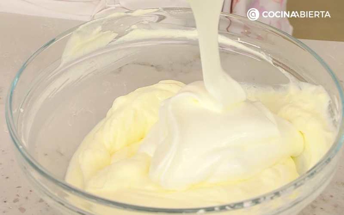 Mezcla con las claras montadas