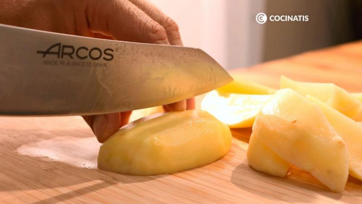 Corta las patatas