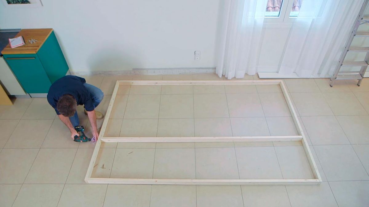 Cómo colocar un tabique de madera paso 3