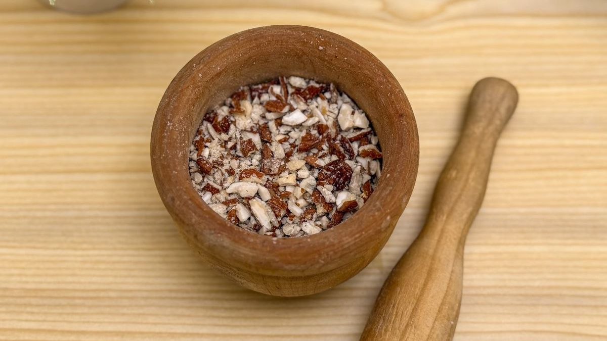 Almendras trituradas en mortero