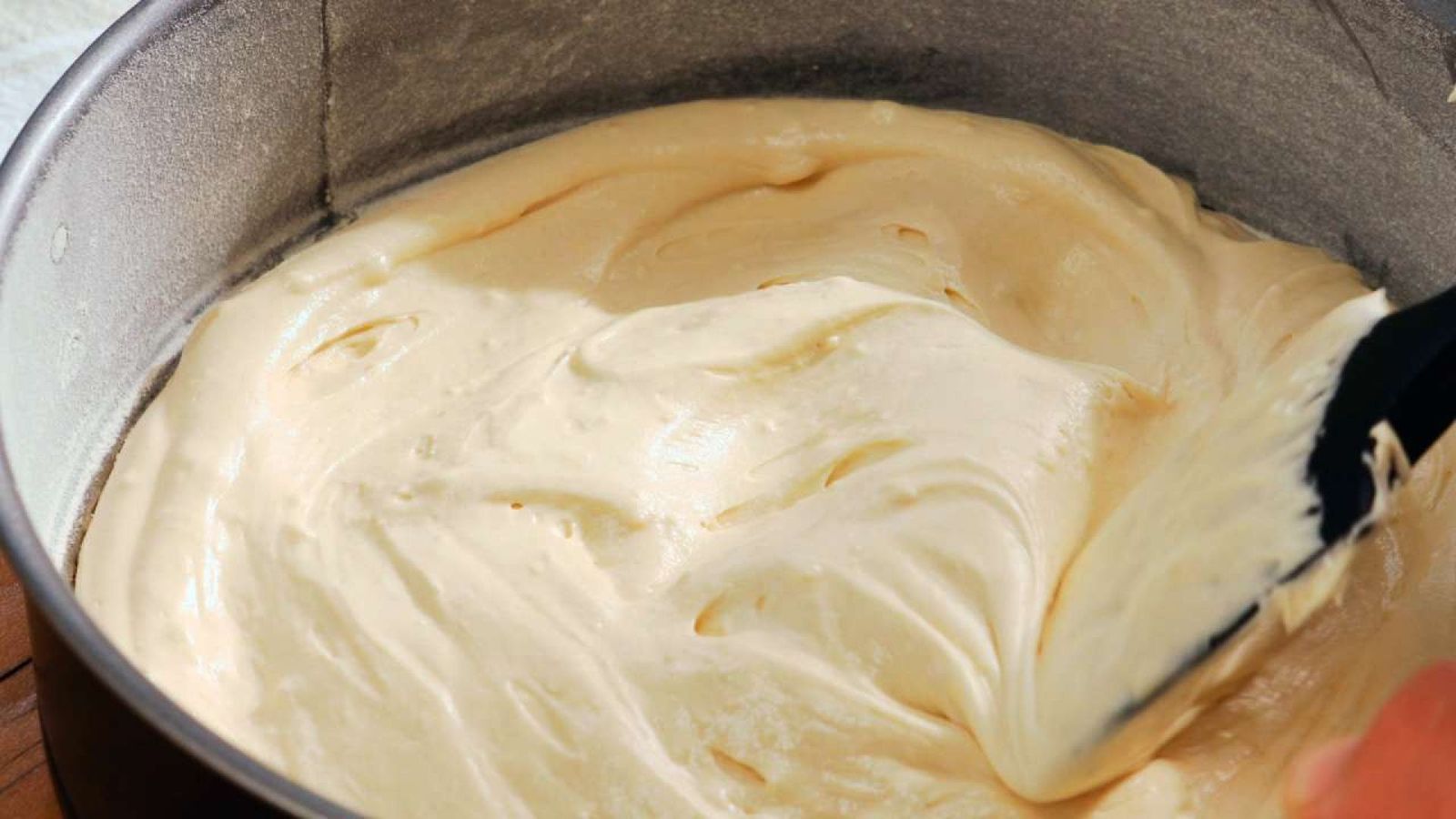 Vierte la masa sin cacao en el molde Bizcocho marmolado Paso 5