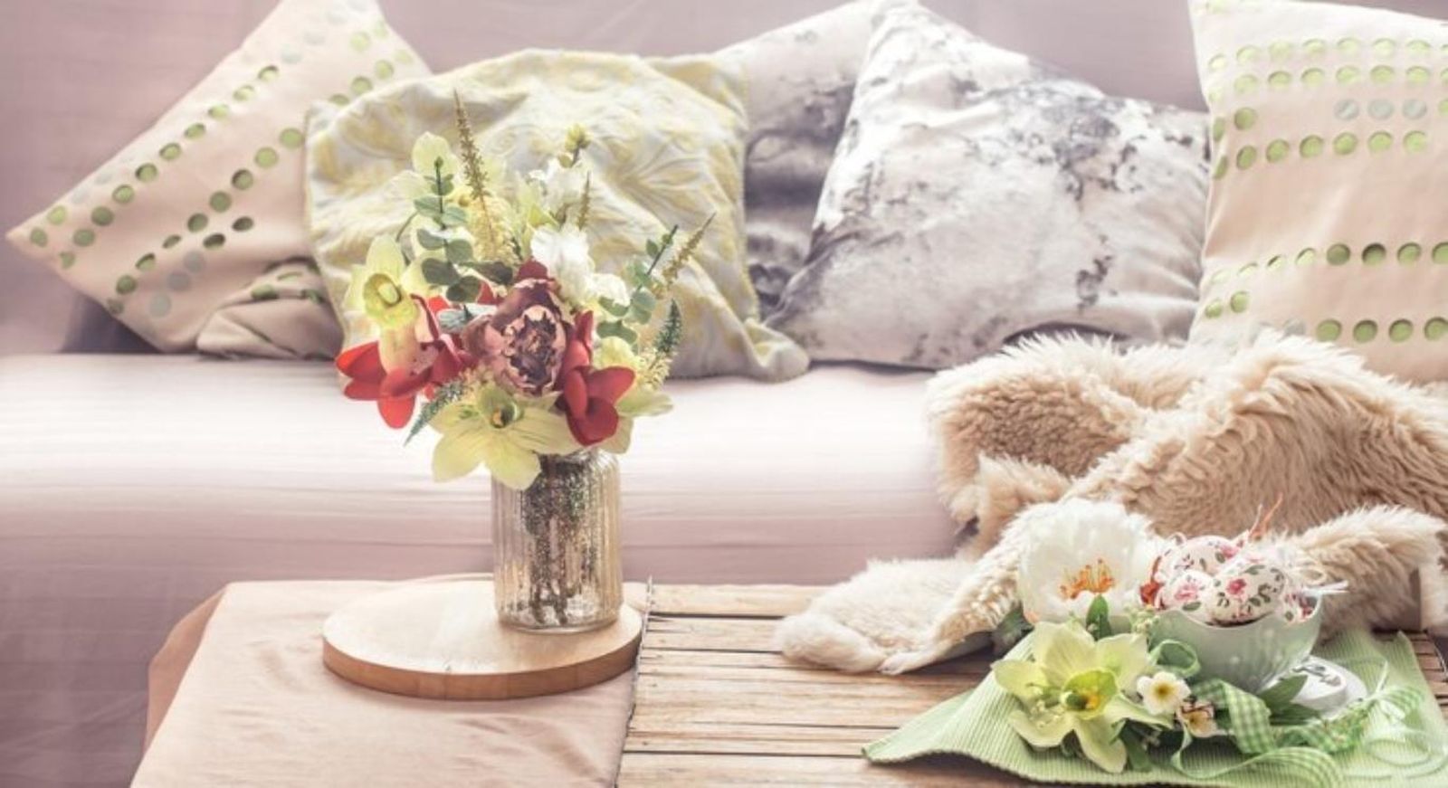 Mesa de comedor con jarrón con flores y textiles ligeros. Mesa de comedor con jarrón con flores y textiles ligeros.