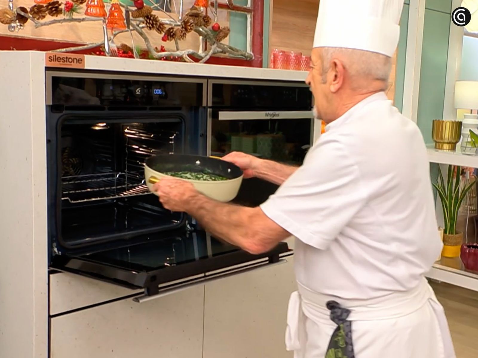 Lleva el arroz al horno y deja que se termine de cocinar durante 13 minutos