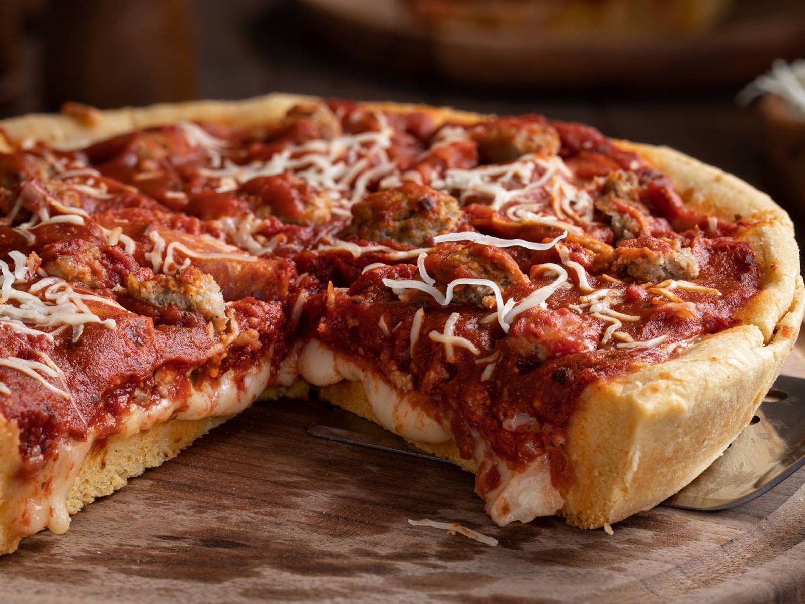 La famosa deep-dish de Chicago: masa gruesa, queso fundido y abundante salsa por encima.