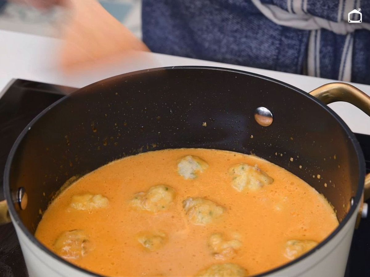 Termina de cocinar las albóndigas de choco en la salsa