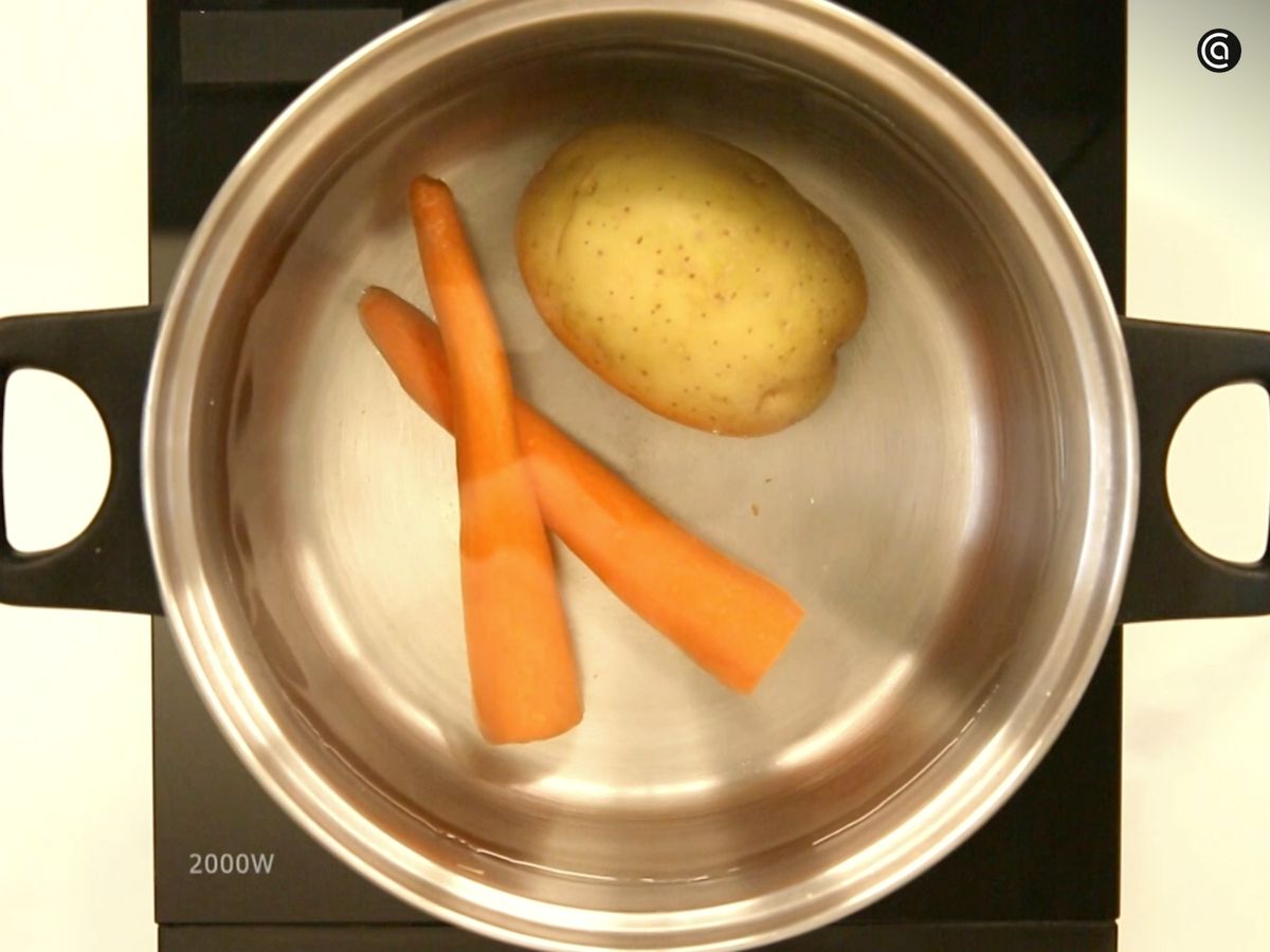 Cuece las patatas y las zanahorias