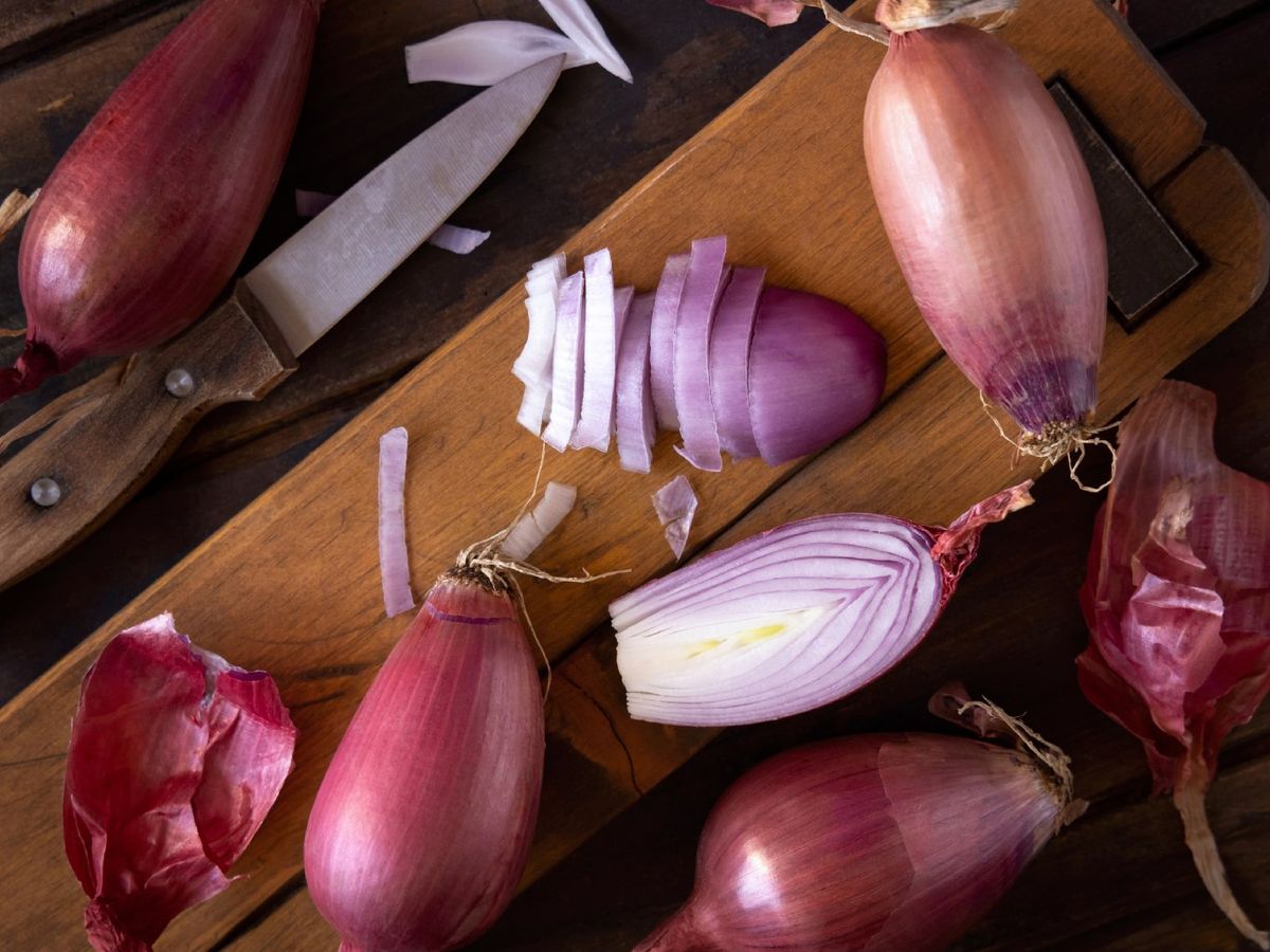 Al cortar la chalota, sus capas son apretadas y firmes