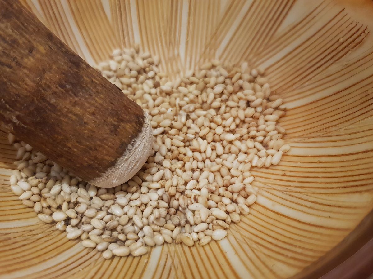 El mortero japonés suribachi permite moler el sésamo y la sal para crear un gomasio aromático y auténtico.