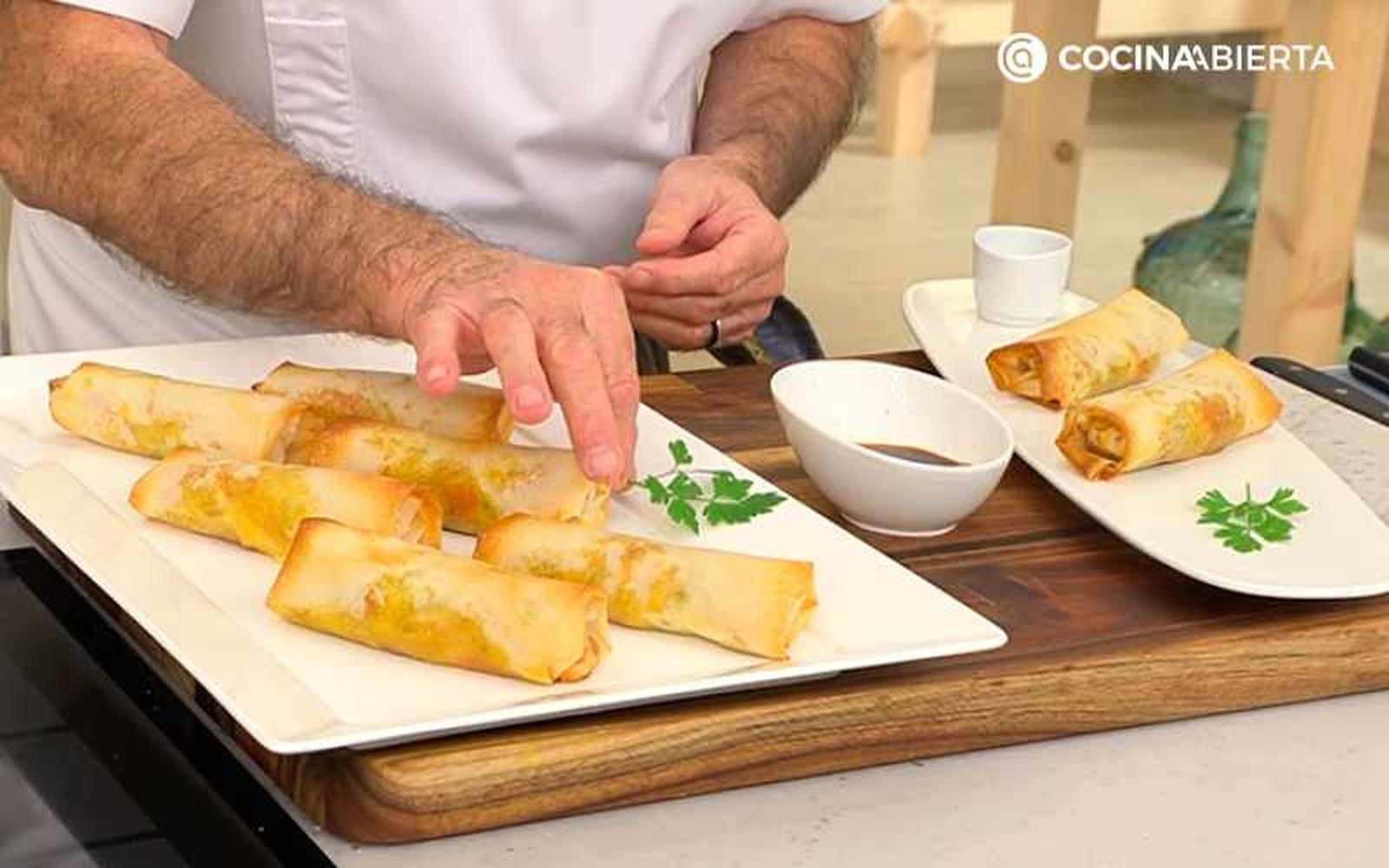 Acompaña los rollitos con salsa de soja Acompaña los rollitos con salsa de soja