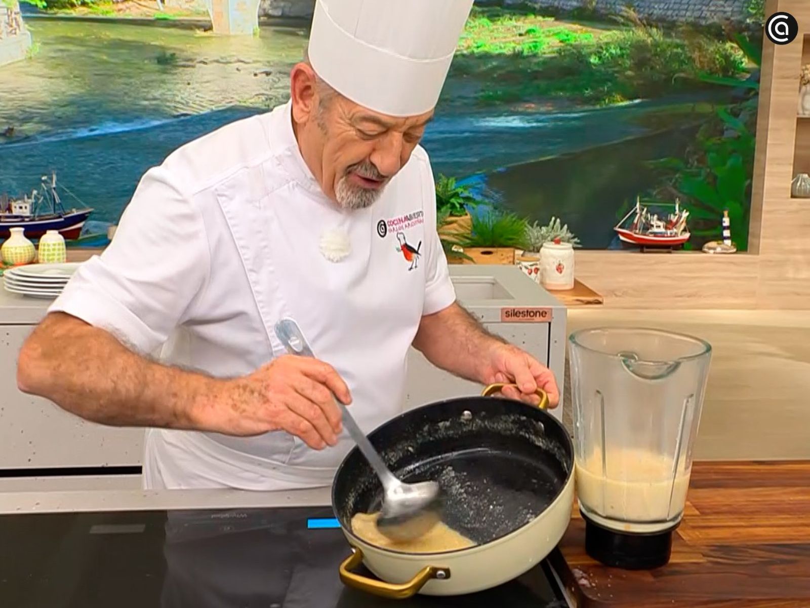 Pasa el caldo por un colador y tritura con las zanahorias hasta obtener una crema