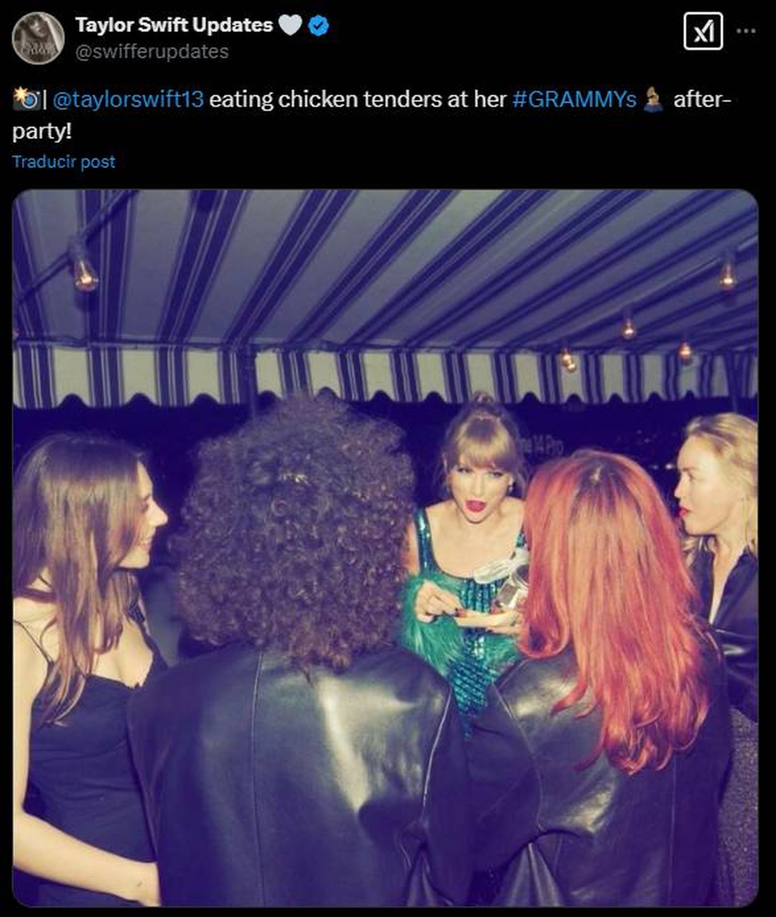 Taylor Swift comiendo nuggets de pollo en la after-party de los premios Grammy Taylor Swift comiendo nuggets de pollo en la after-party de los premios Grammy
