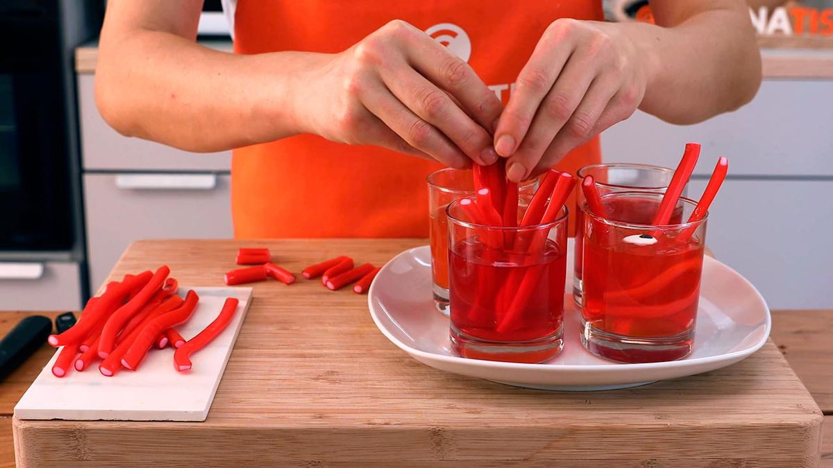 Receta de gelatinas con golosinas para Halloween  paso 3