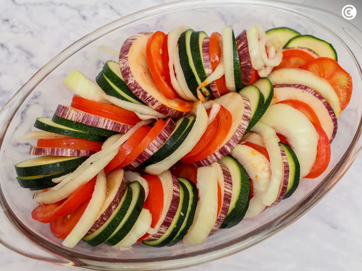 Disponer las verduras en una fuente de horno para el tian de verduras