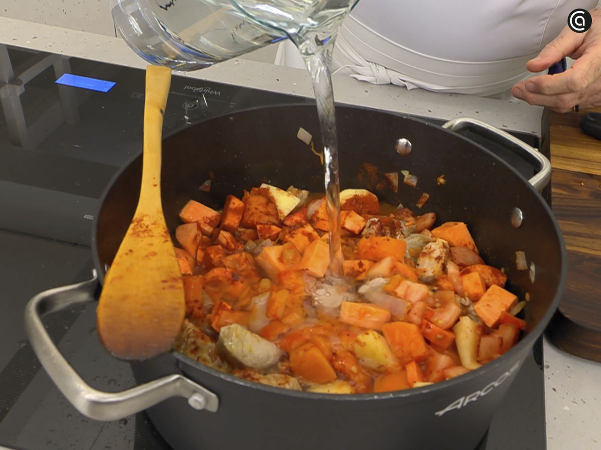 Pon la carne de cerdo a cocinar con calabaza, boniato, tomate y zanahoria, y añade agua hasta cubrir