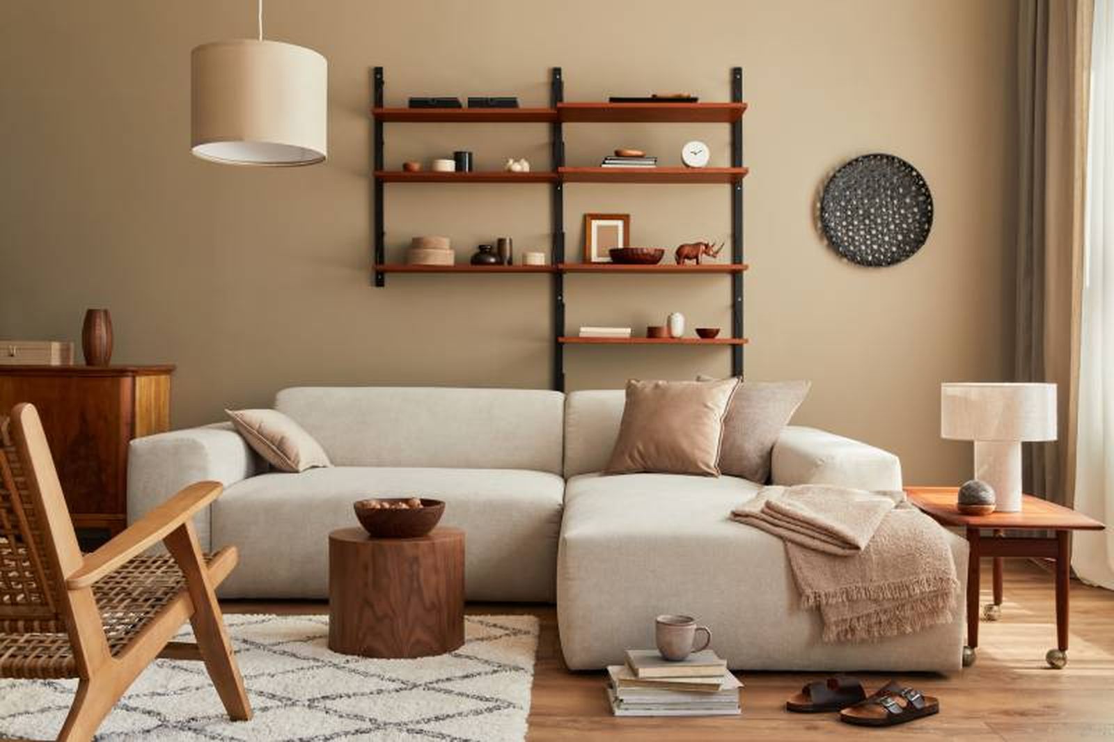 Salón con estantería minimalista de madera con patas de madera negra.