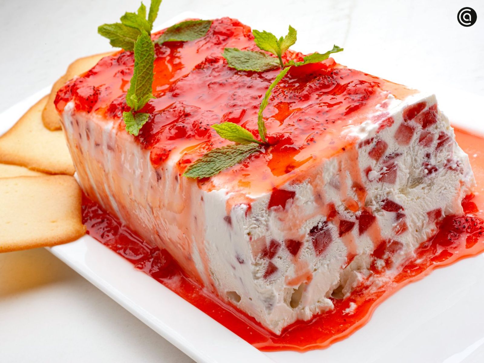 Tarta helada de fresa, postre veraniego con fruta natural
