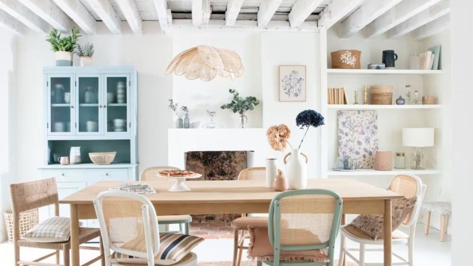 Comedor de estilo provenzal con lámpara flor Leaf.