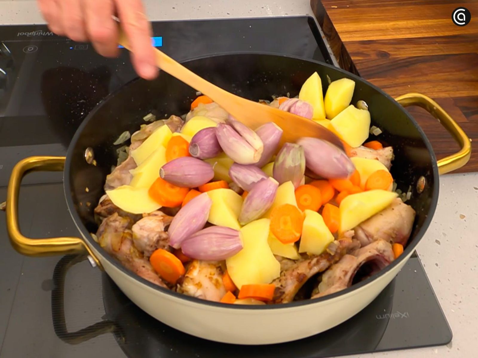 Incorpora las verduras, cubre con agua y cocina hasta que estén tiernas