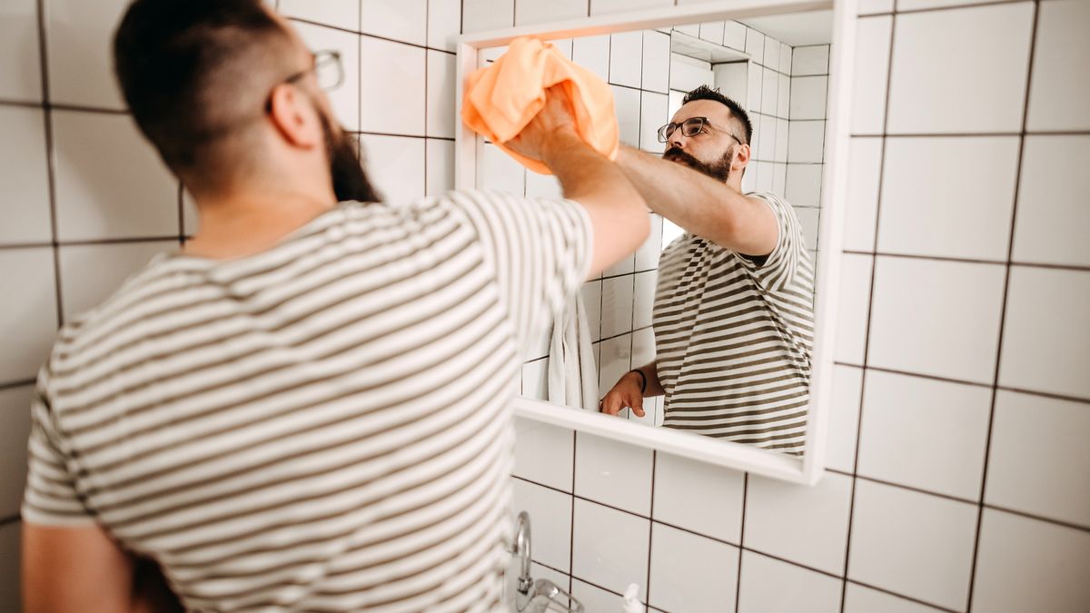 El espejo del baño es una de las zonas más complicadas de limpiar