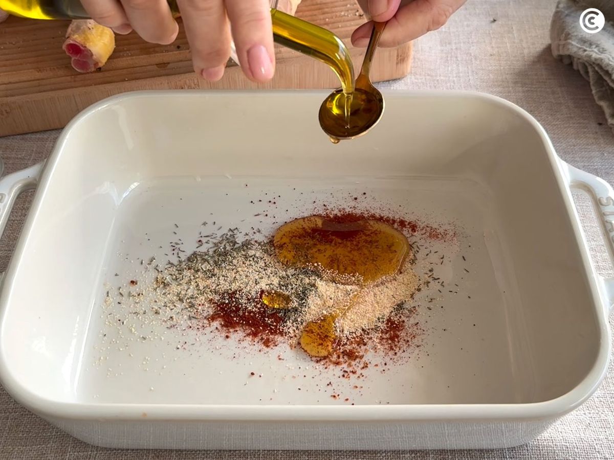 Preparar el adobo para los muslos de pollo en freidora de aire