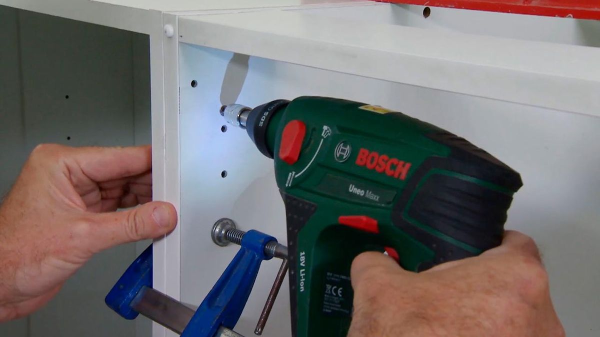 Cómo instalar una cocina en ángulo (Parte 1) paso 7