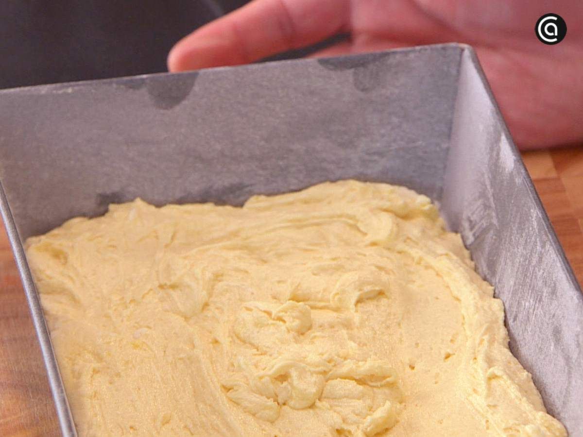 Extiende la masa de bizcocho en el molde