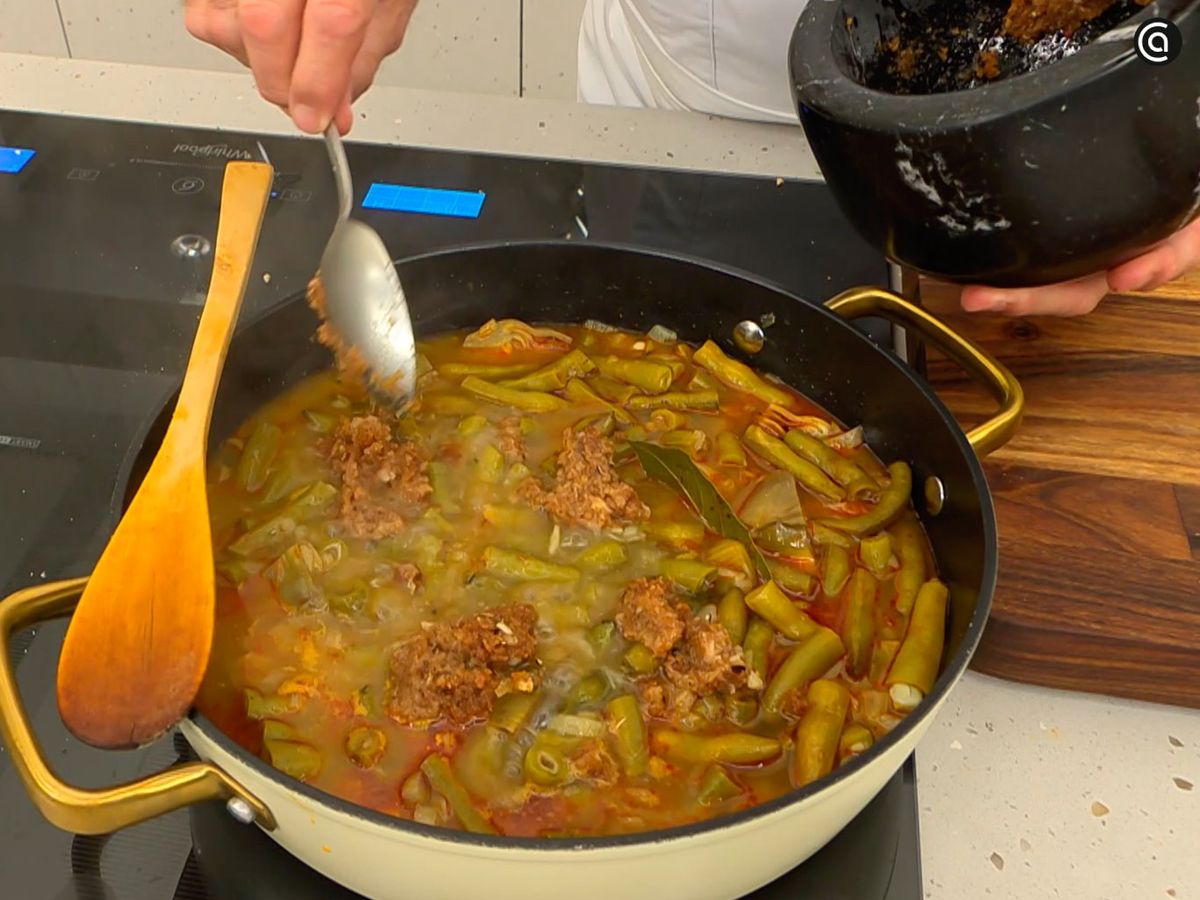 Machaca pan frito, ajos, granos de pimienta y comino, e incorpóralo al guiso