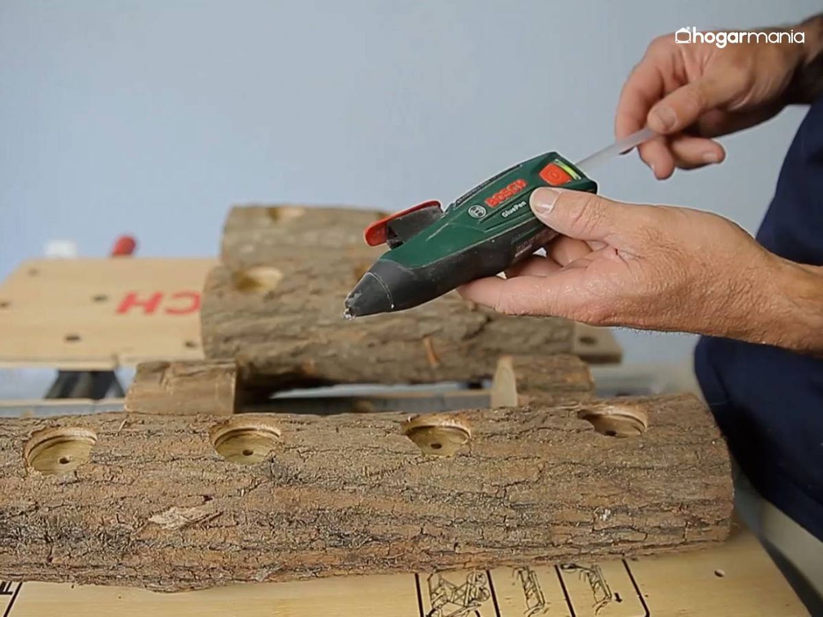 Inserta la barra de pegamento