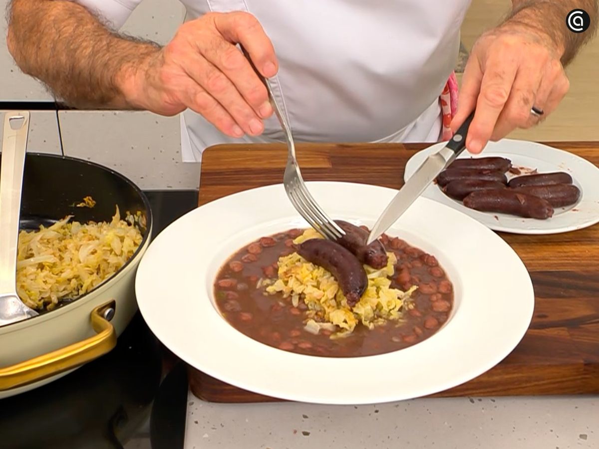 Acompaña las alubias con la berza salteada y las morcillas