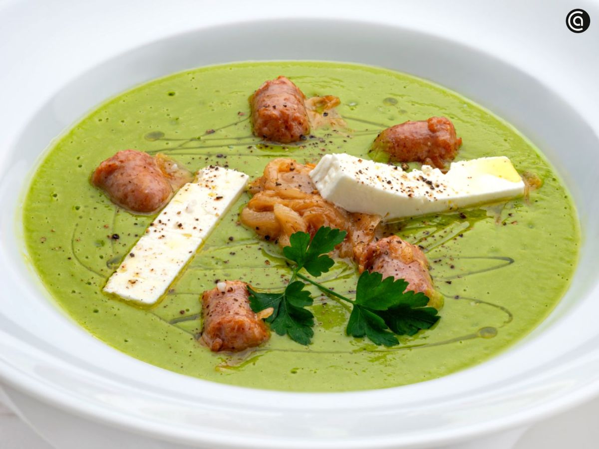 Crema de guisantes con bocaditos de salchicha de Joseba Arguiñano