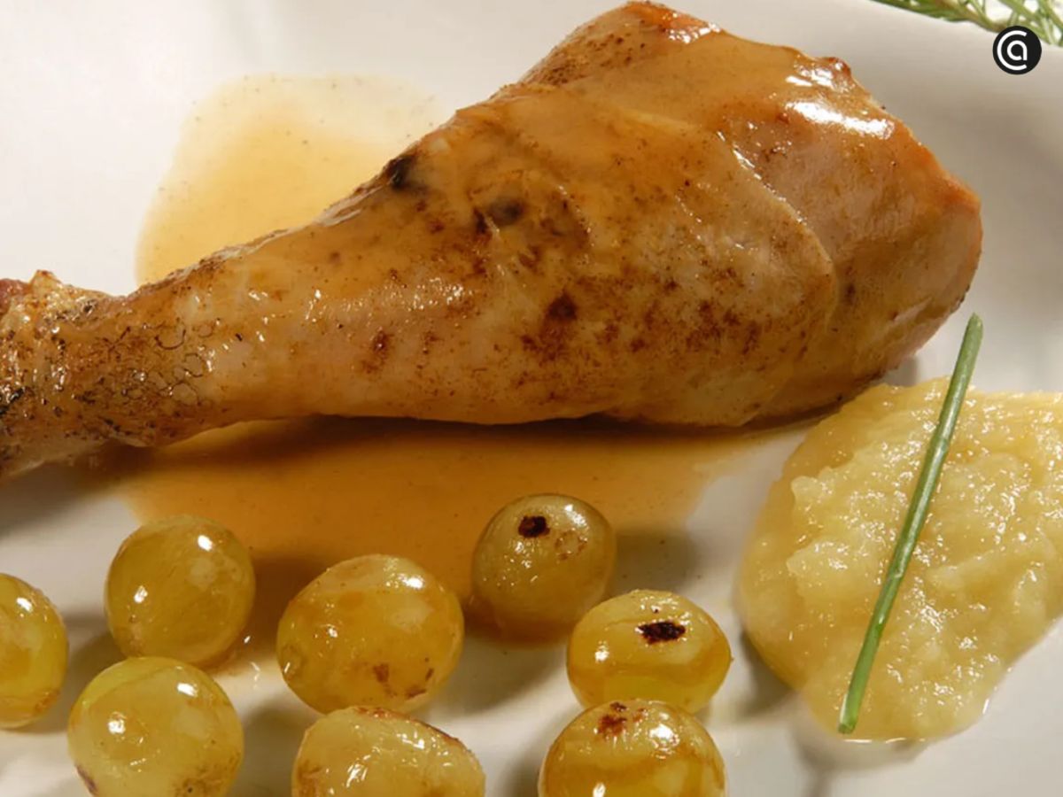 Un plato jugoso y festivo en el que fruta y carne se dan la mano.